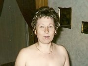Christine zeigt sich nackt, ihre Titten geilen Titten und ihre behaart