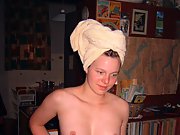 Young amateur babe posing naked showing titties, pussy and ass